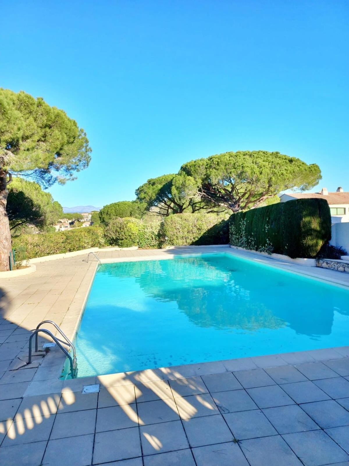 Hébergement de vacances Magnificent With Pool - Fréjus